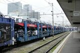 日本ではなくなってしまった車運車の編成による貨物列車も往来 （写真：谷川一巳）