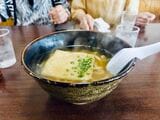 筆者の父は「きつねうどん」を注文。「肉うどん」を注文したが３連休の最終日、14時頃訪れたらすでに売り切れ。そういえば取材の時に静代さんが「肉うどんもおいしいよ、食べてごらん〜」と話してくれたのだった。甘めのだしをたっぷり含んだきつねとネギのシンプルなうどん。硬すぎず柔らかすぎず、「ちょうどいい」と麺を解説する父。あっという間に平らげた（筆者撮影）