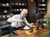 サイフォンからコーヒーを注ぐ（著者撮影）