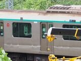 回送列車に衝突した渋谷行き各駅停車（2020系2135編成）は1～4号車の側面に大きな傷がついていた＝2025年10月6日（記者撮影）