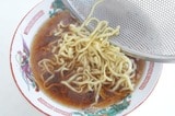 麺を投入