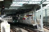 上り線ホームの小田原方から見た下り線ホームと下り急行電車（記者撮影）