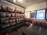 店内の一角には、仕込み年や番号を振って管理された壺入りの自家製豆板醤がずらり。今も発酵・熟成中である（筆者撮影）