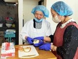 昼食のお味噌汁づくりも仕事の1つ。調理中、危ないときだけ職員が手助けする（筆者撮影）