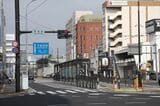 宇都宮駅東口停留場の次の東宿郷停留場。信号機は路面電車用の矢印信号が併設されている（筆者撮影）
