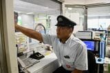 生駒駅の駅員として勤務する松田選手（記者撮影）