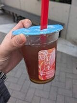 後日、トッピングなしのストレート、かつシロップなしで飲んでみたがやや苦さが強く感じられた。少し甘さやミルクが入ることで、イチゴとローズの輪郭がよりはっきりする印象だ（筆者撮影）