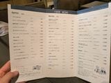 メニュー名と店名が列挙されていて、圧倒される（写真：筆者撮影）