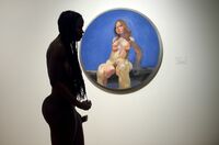 裸で裸体の作品鑑賞､カナダで特別イベント 参加者は会場に設けられたスペースで脱衣