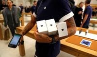 アップル､減税成立受け2500ドル相当の賞与 全世界の大半の社員に付与する見通し