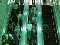 給料はなぜ上がらない−−６つの仮説を読み解く【上】