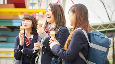 女子高生はなぜ｢なんちゃって制服｣を着るのか タイトミニスカートの