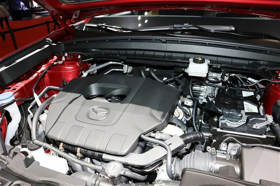 新型CX-5のエンジンルーム