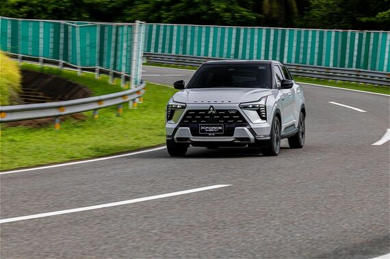 テストコース内を走るエクスフォースHEV