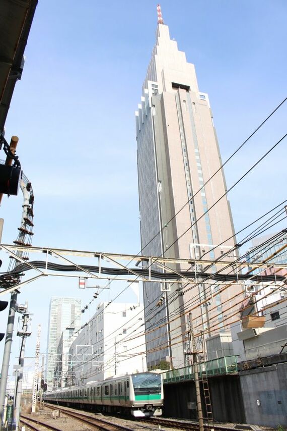 ドコモタワー前を走る埼京線