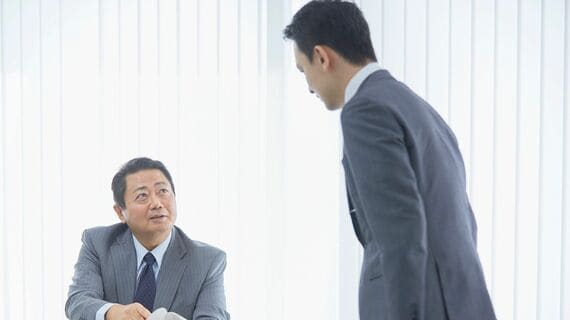 部下に指示を与える上司