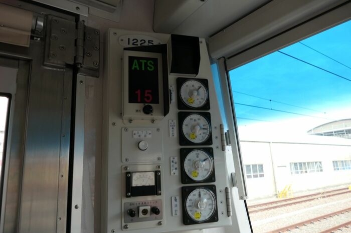 運転台横の計器類