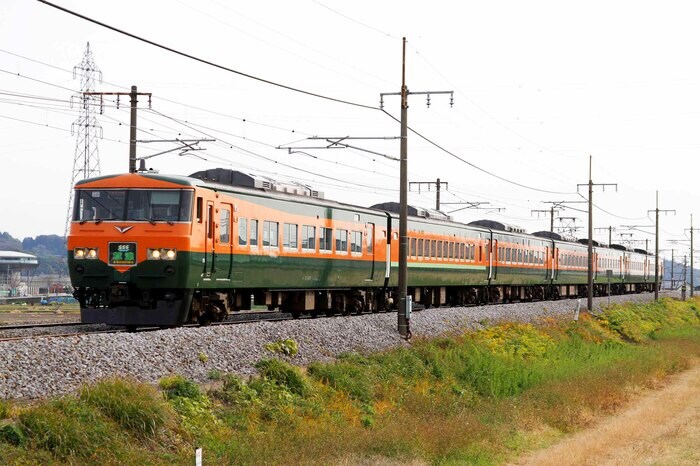 「草津」50周年で湘南色になった185系
