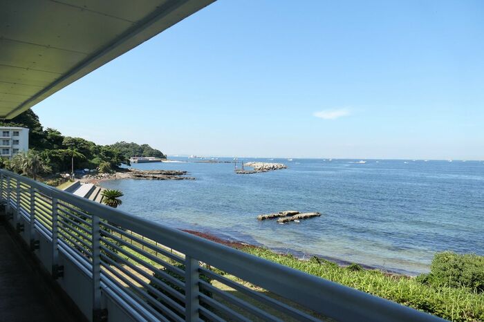 ベランダと海