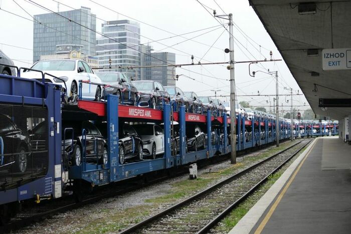 日本ではなくなってしまった車運車の編成による貨物列車も