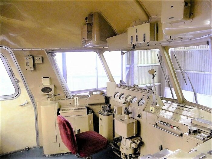 窓ガラスの形が飛行機を思わせる運転室内