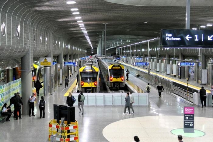 起点のブリトニー駅は、中心部がループ状になると中間駅に