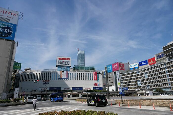 ハルクの後ろに「東急歌舞伎町タワー」が顔を出す