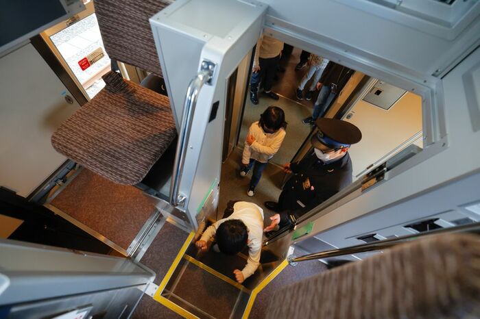 狭いステップを昇った先には…