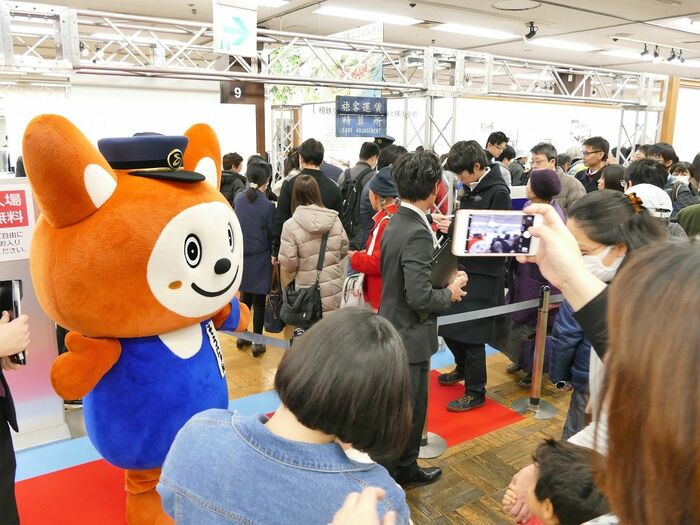 「大相鉄展」で来場者を歓迎するそうにゃん