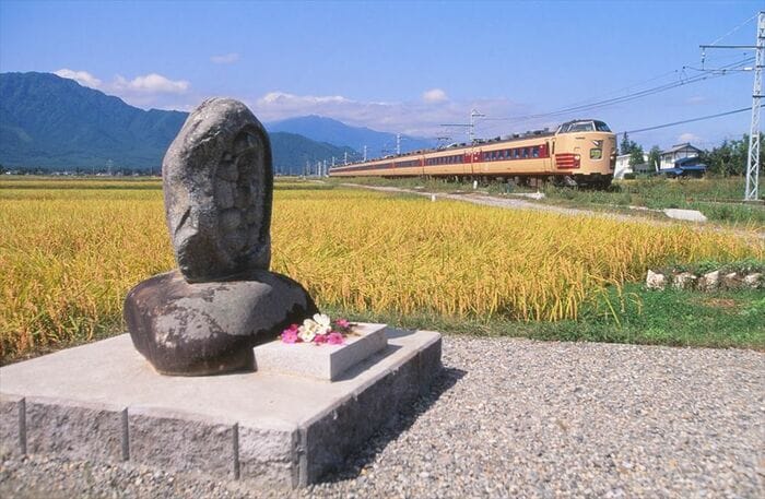 安曇野を行く183系「あずさ」