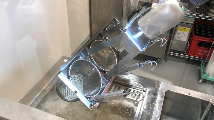 客席側からガラス越しにみたロボット。茹で終わり