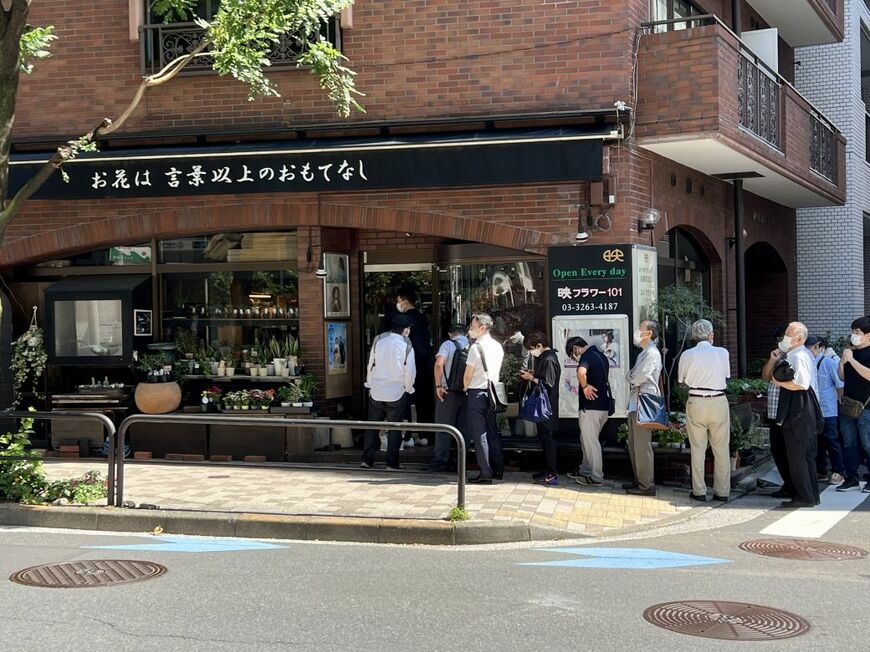 近隣の生花店はどこも献花用の花を買い求める行列ができた（東洋経済オンライン編集部撮影）
