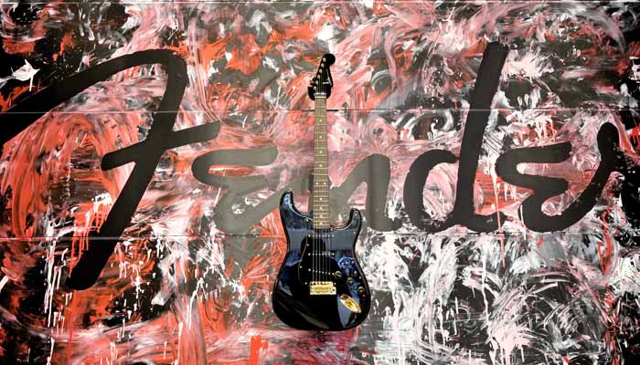 1周年モデルの日本製・漆ストラトキャスター（撮影：梅谷秀司）