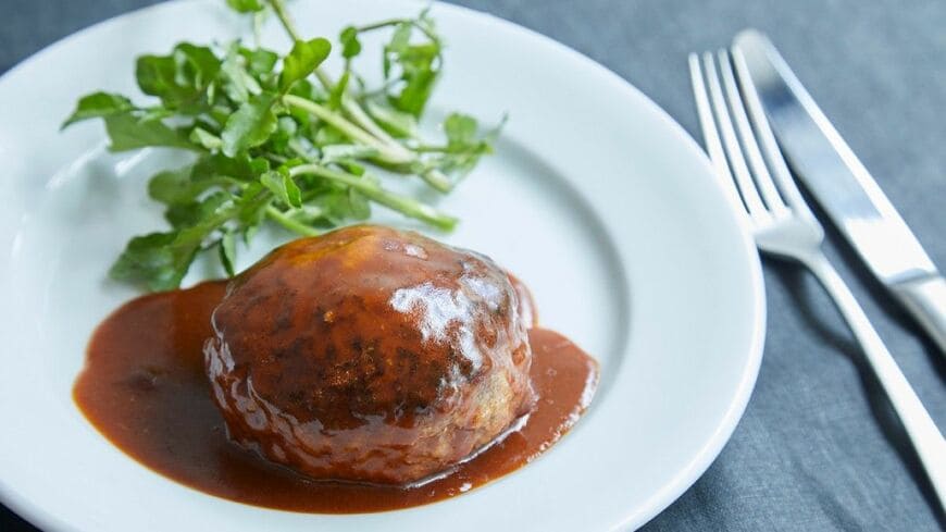 合い挽き肉でデミグラスソースを使った、最も一般的なハンバーグ（写真：吉澤健太）