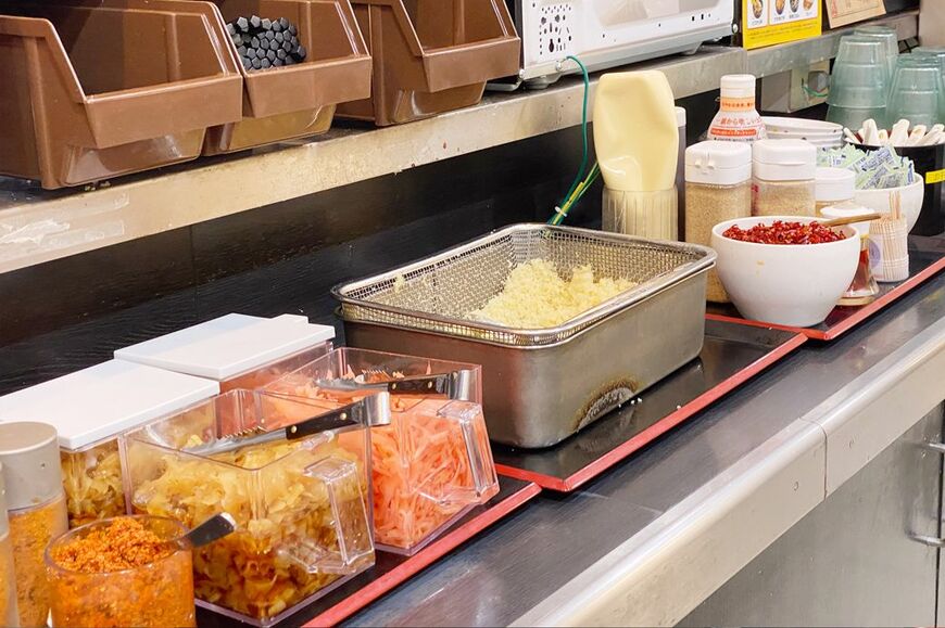 充実の調味料ブース。トッピングを工夫して自分好みの味に（写真：筆者撮影）