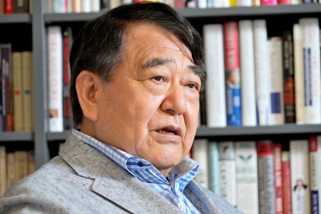 寺島実郎（てらしま・じつろう）／日本総合研究所 会長。1947年生まれ。アメリカ三井物産ワシントン事務所長、三井物産常務執行役員などを経て2016年6月から現職。多摩大学学長も務める。1994年の著書『新経済主義宣言』が石橋湛山賞受賞。近著に『21世紀未来圏 日本再生の構想――全体知と時代認識』。他、著書多数（撮影／梅谷秀司）