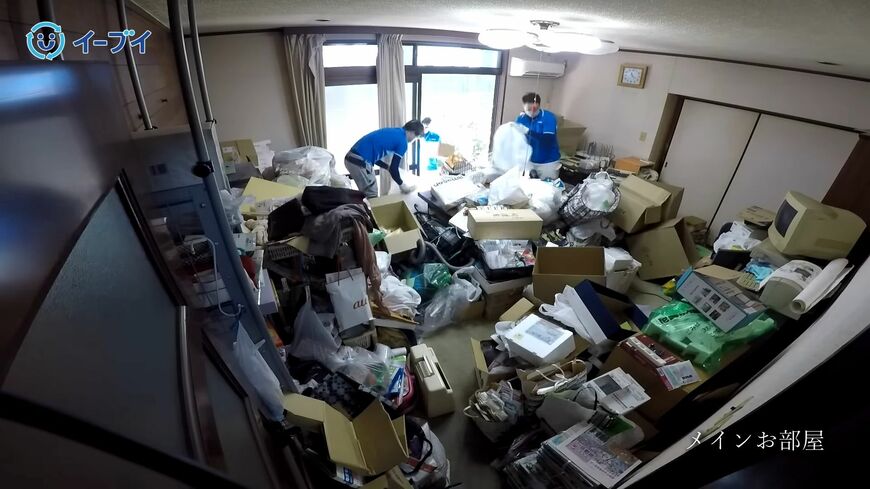 ゴミ屋敷状態だった一軒家のメインの部屋（写真：「イーブイ片付けチャンネル」より）