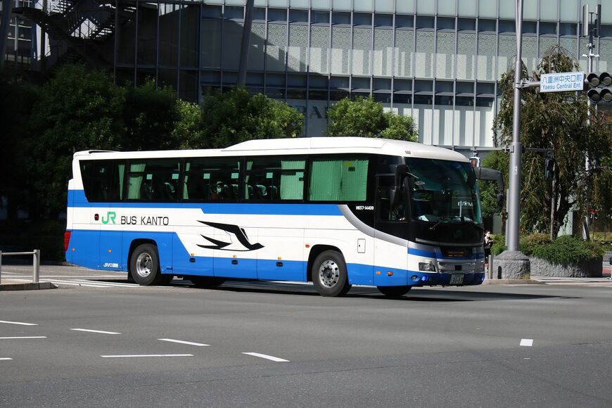 東京駅を出発する高速バス（筆者撮影）