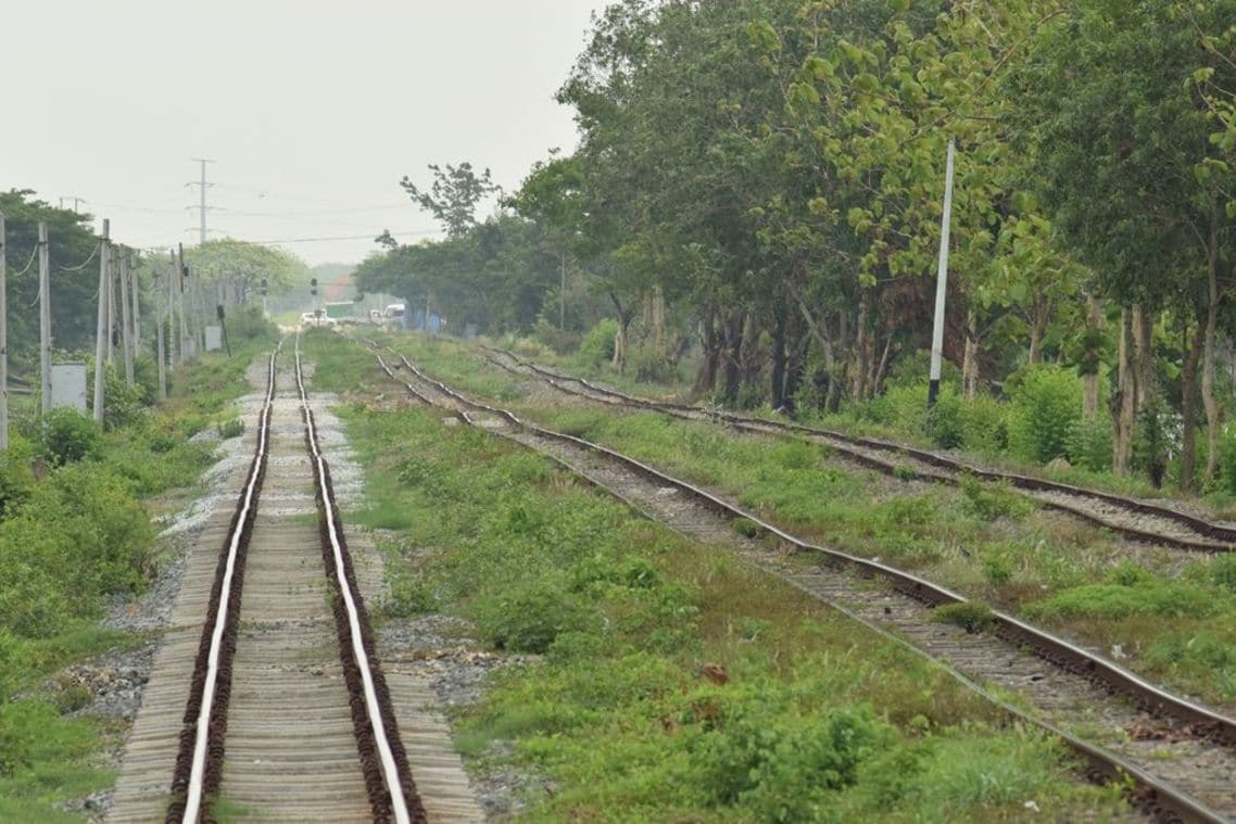 ヤンゴンからマンダレーを結ぶ幹線も線路状況は悪い