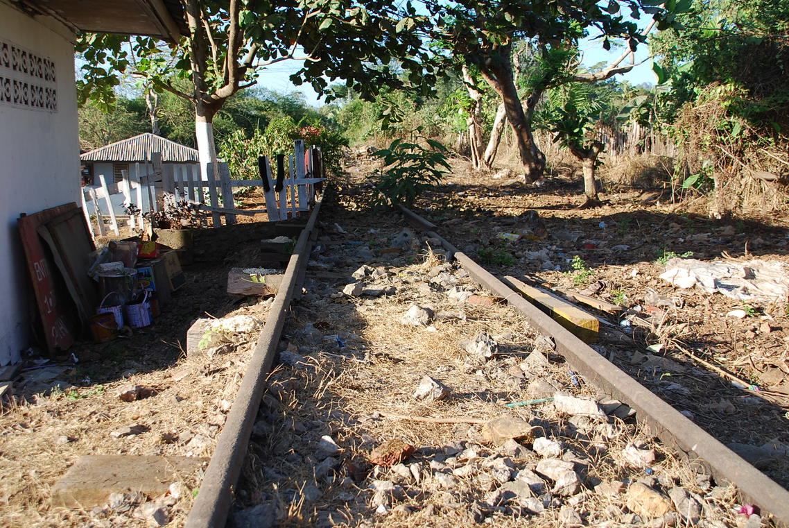 ミャンマー側国境事務所のそばに置かれているレール
