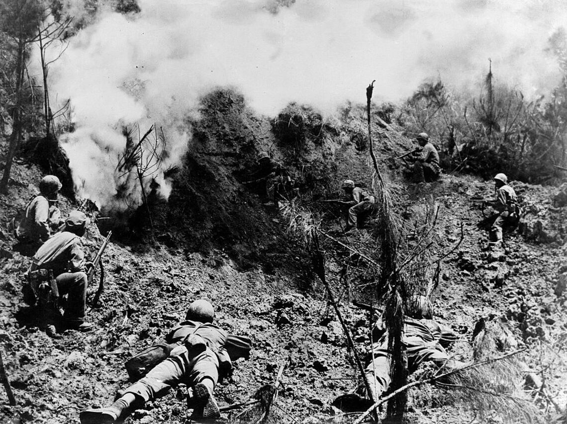 沖縄戦で戦うアメリカ兵