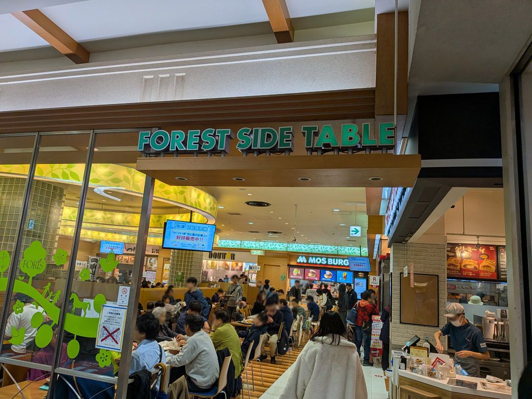 FOREST SIDE TABLEはクラシックな王道系フードコートだ（筆者撮影）