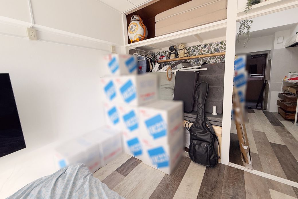 引っ越し直後の25m²・6畳1Kの部屋。たったこれだけの荷物が収まりきらない狭さ（筆者撮影）