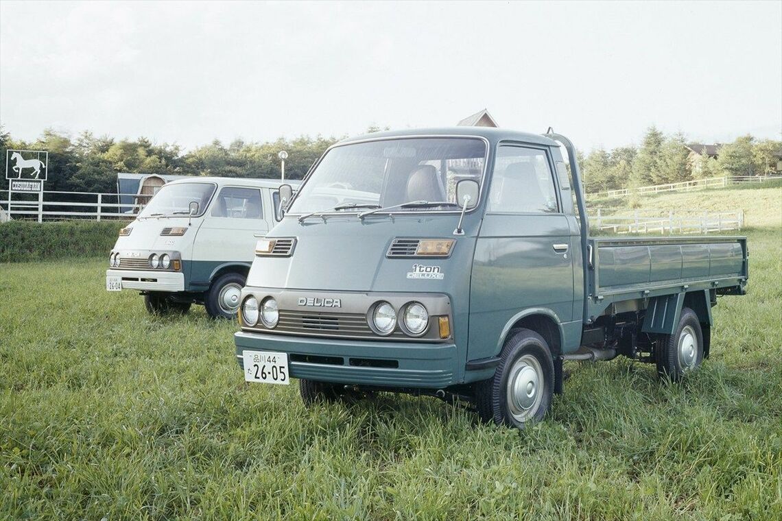 初代「デリカ」のトラック（手前）と「デリカコーチ」（奥）（写真：三菱自動車工業）