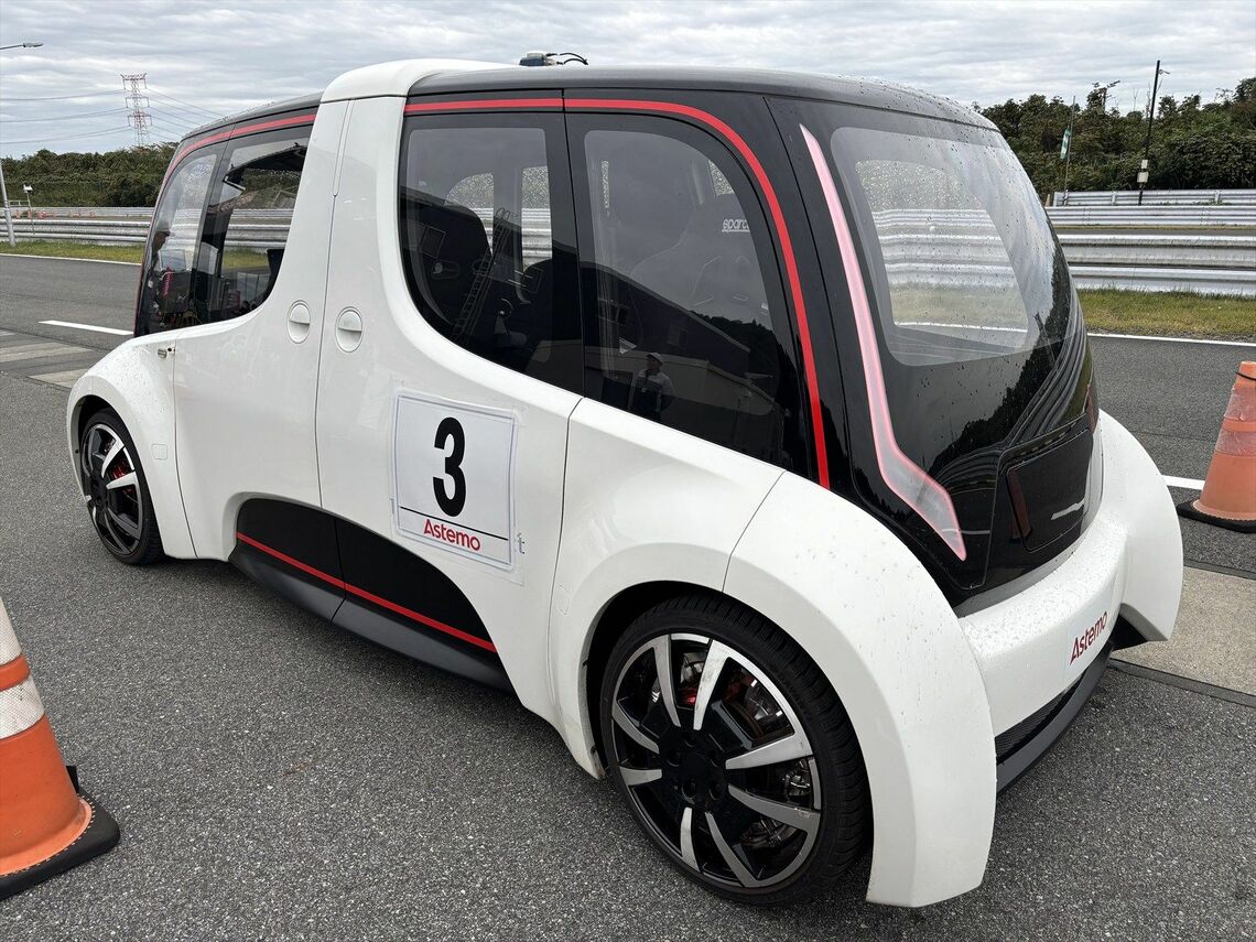 インホイールモーター（各輪100kW）を持つ4輪駆動車「V03」（筆者撮影）