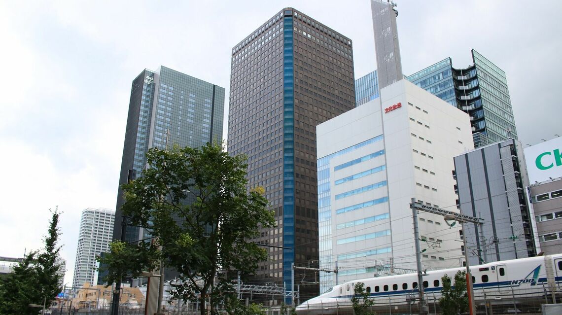 浜松町駅前の世界貿易センタービル（中央）。左は2021年3月竣工の南館（筆者撮影）
