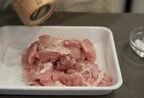 ひと口大に切ったら、塩・こしょうして