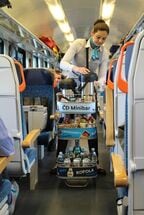 チェコ鉄道の車内販売。頻繁に商品の補充を行っている