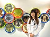 マクロレンズを使って虫を正面から撮影した写真をコミカルに展示。美術学校卒のセンスが光る（筆者撮影）