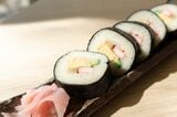 そうめん巻き寿司8巻（460円・2025年7月時点の価格）。口にいれると、程よく寿司酢で味付けされた揖保乃糸がほろほろとほどける。米よりあっさり食べられ、箸が進む逸品（筆者撮影）